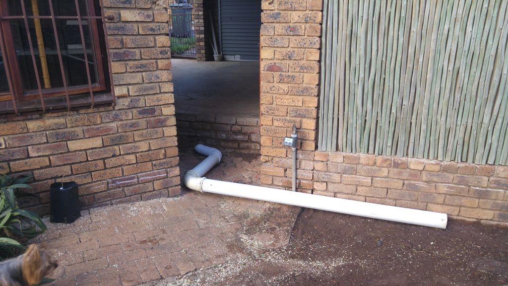 Интересная  летняя кухня под беседкой из перголы - фото 4