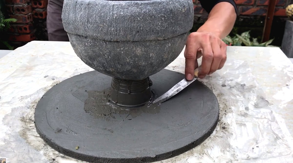 Цветочный горшок из цемента и старой шапки - фото 14