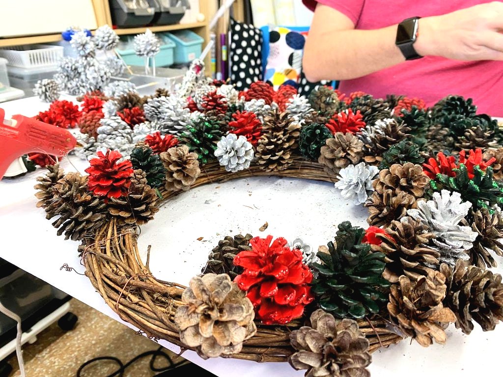 Венок из сосновых шишек - фото 10