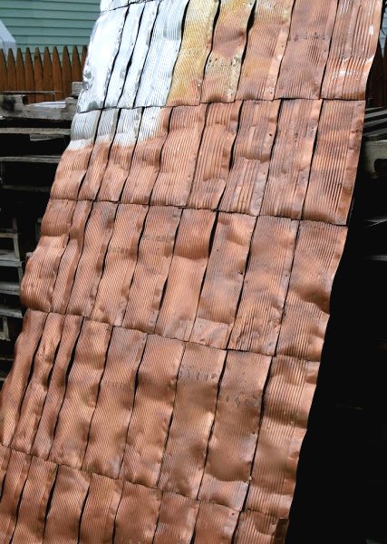 Деревенский сарай из поддонов и жестяных банок - фото 10