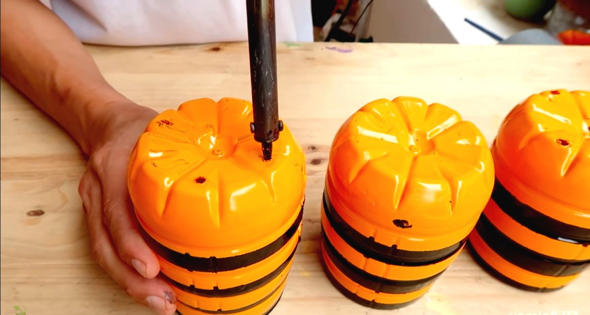 Необычный цветочный горшок из пластиковой бутылки - фото 14