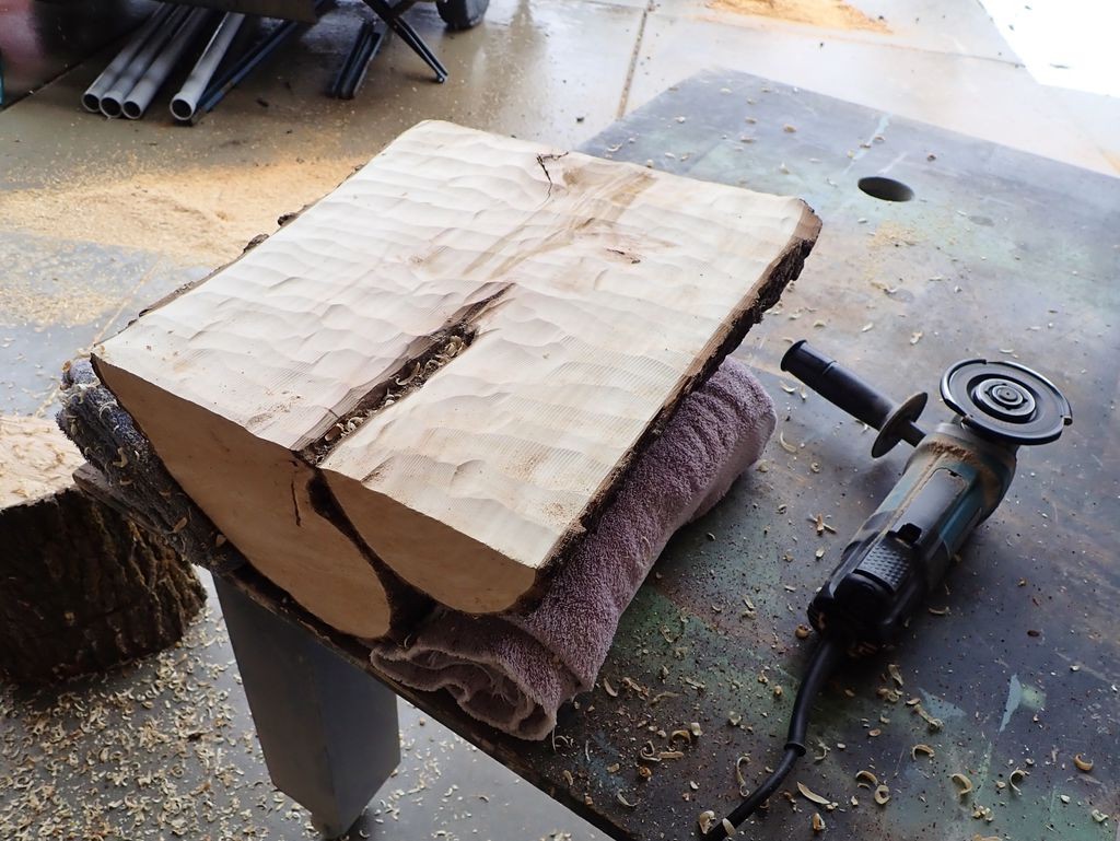 Простая садовая скамья из бревна - фото 13