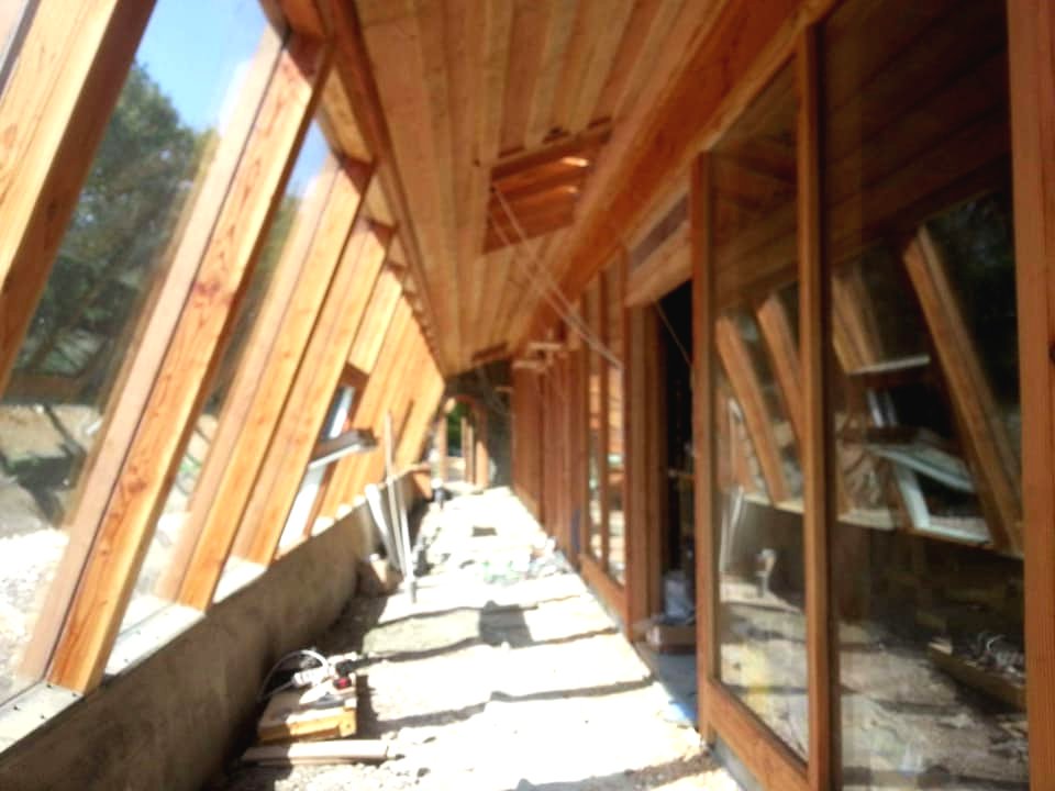 Дом из автопокрышек и стеклянных бутылок - фото 11