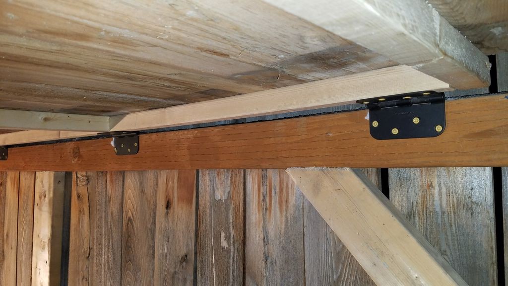 Интересный дровенник вдоль забора - фото 9