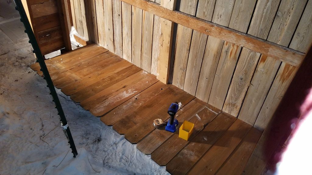 Интересный дровенник вдоль забора - фото 13