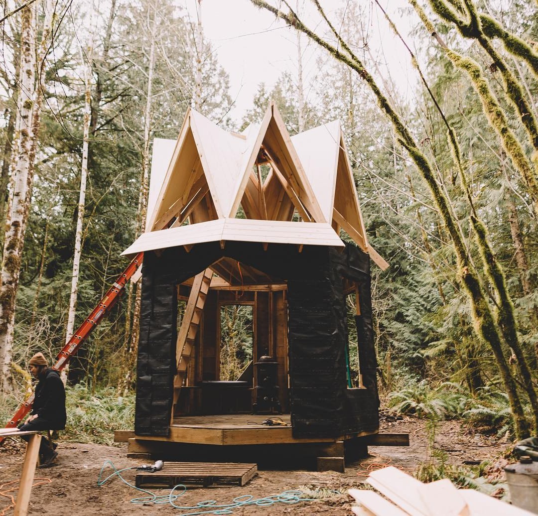 Дом с необычной крышей - фото 9