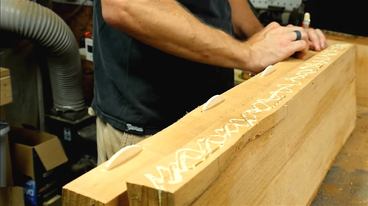 Как сделать скамью из бревна с местом для хранения - фото 7