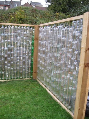 Необычная беседка из пластиковых бутылок - фото 18