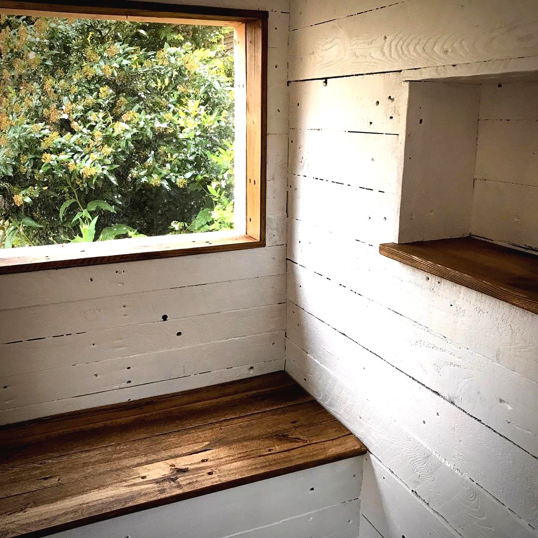 Необычный детский домик на дереве с горкой - фото 9