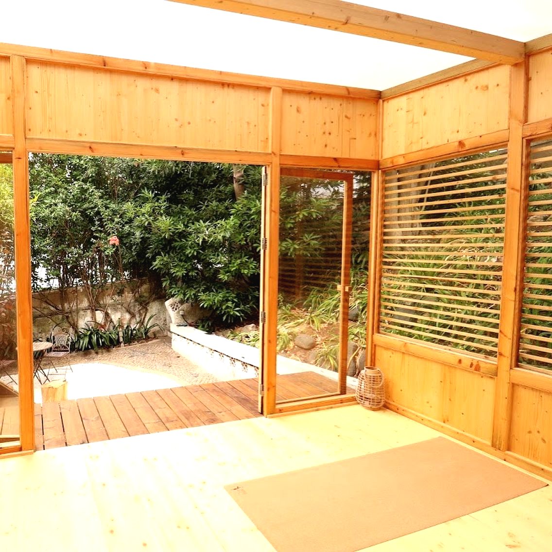 Интересный вариант закрытой беседки - фото 5