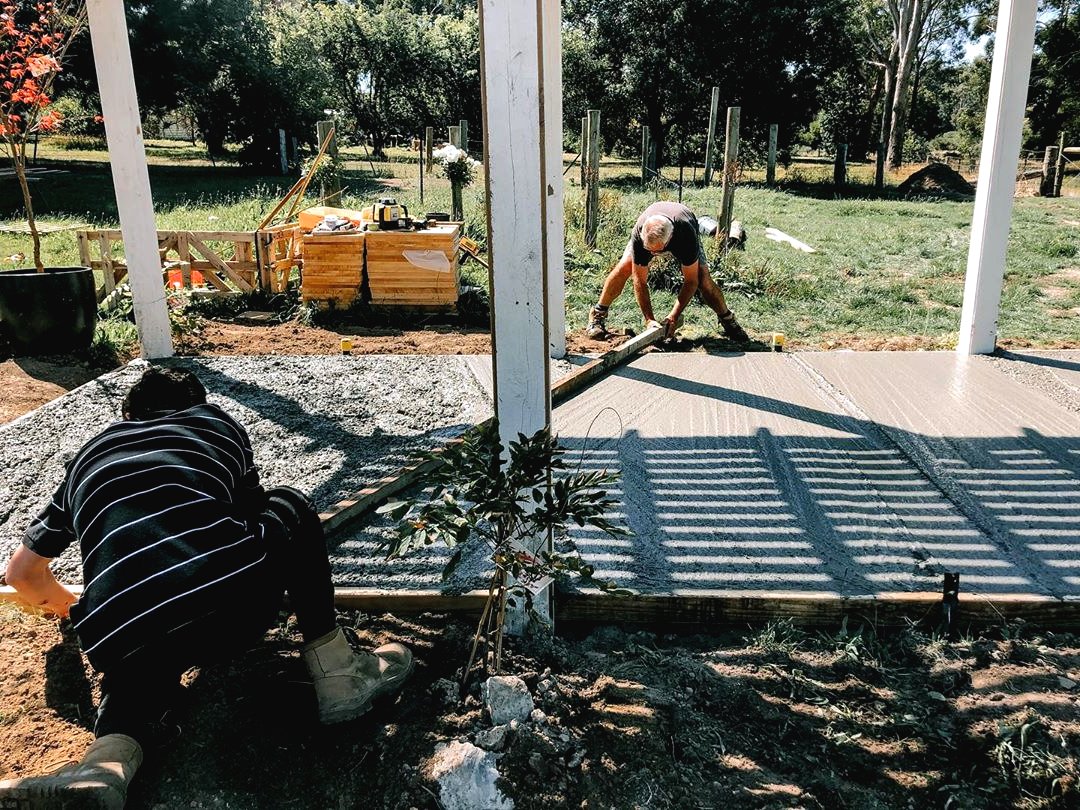 Красивая беседка из дерева для дачи - фото 6