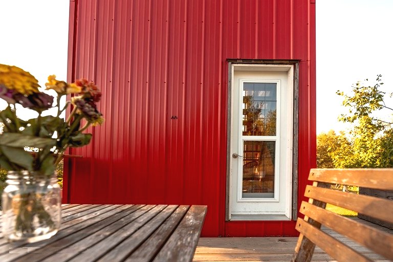 Крошечный дом ярко-красного цвета 3х3 метра - фото 7