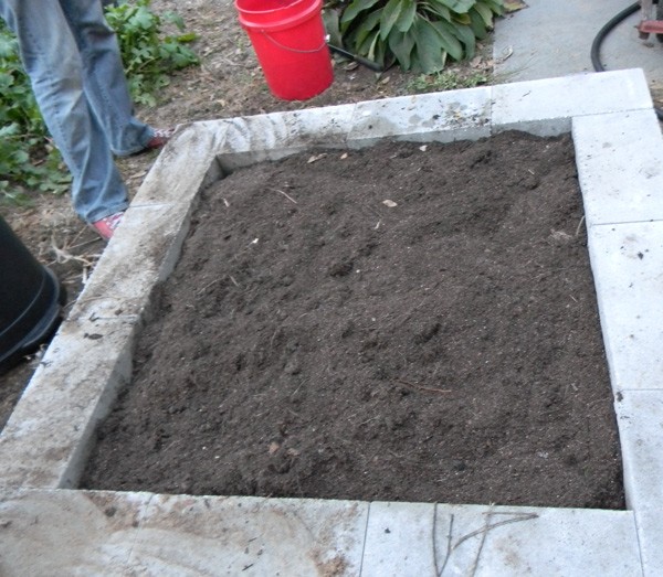 Интересная грядка из шлакоблока и мозаичной плитки - фото 10