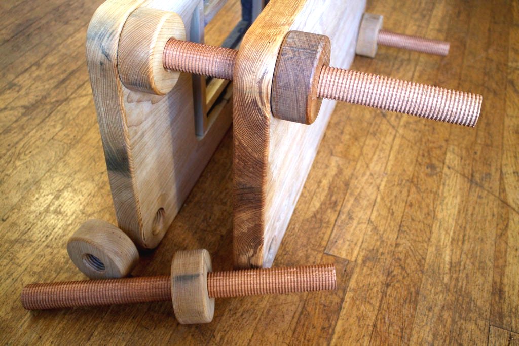 Столик с небольшим очагом в центре - фото 22