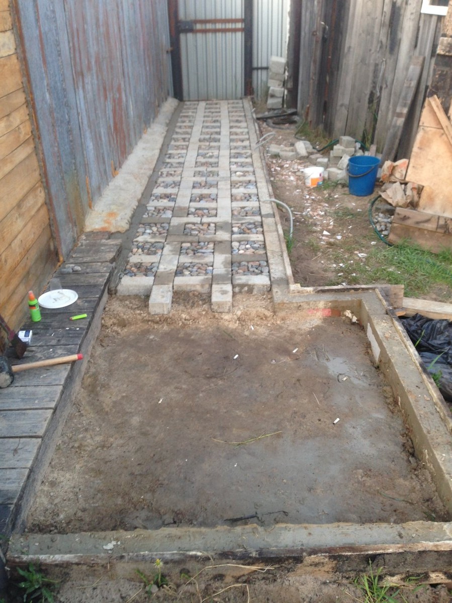 Дорожка с освещением из брусчатки и булыжников - фото 4