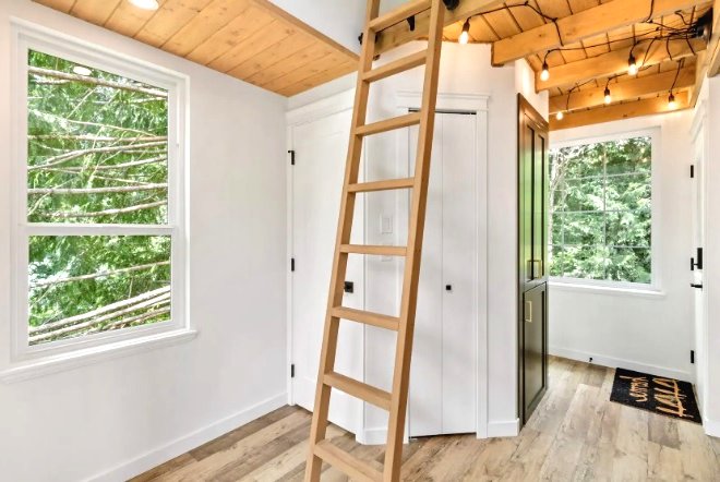 Необычный домик из дерева для дачи - фото 6