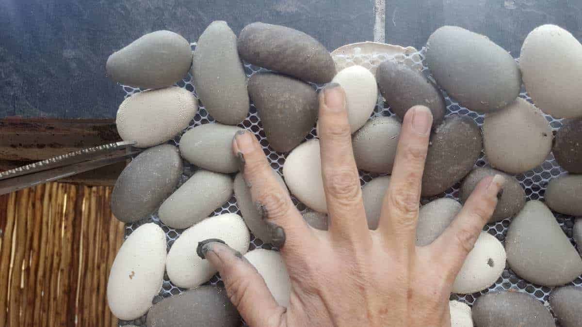 Как облицовать стену патио за один день плитками из гальки - фото 5