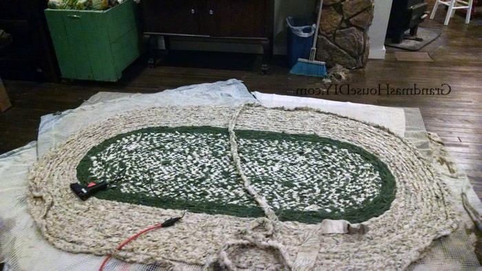 Плетеный коврик из ткани - фото 6