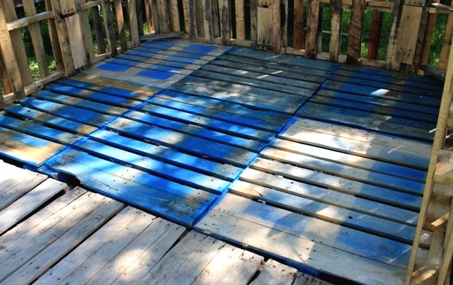 Деревенский сарай из поддонов и жестяных банок - фото 3