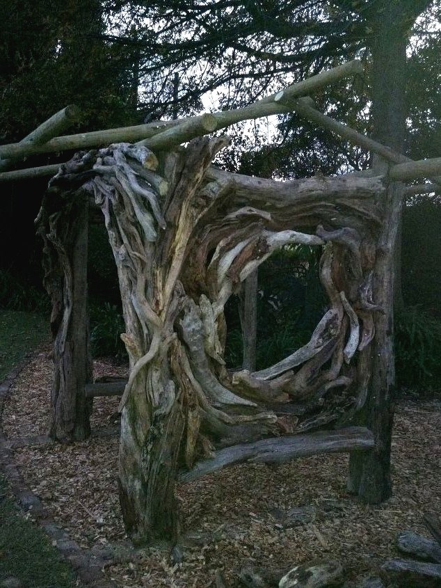 Интересная беседка из каряг - фото 4