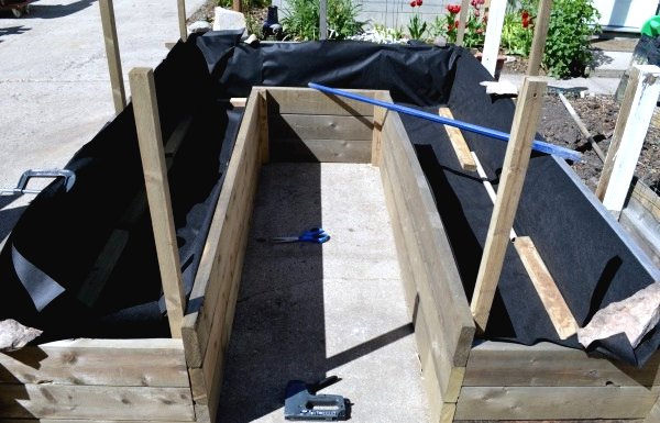 Высокая грядка из старых окон - фото 5