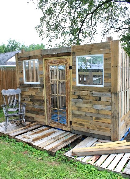 Деревенский сарай из поддонов и жестяных банок - фото 7