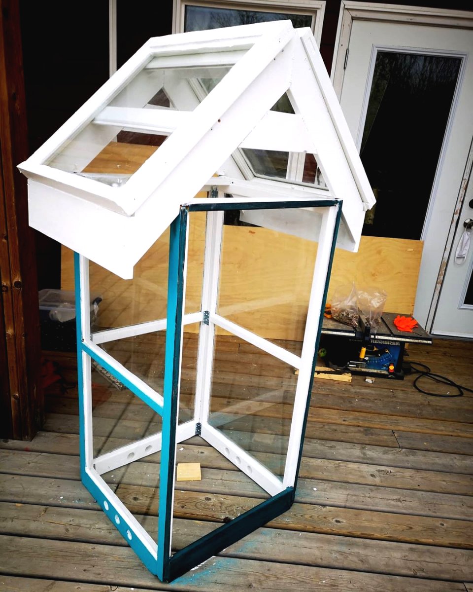 Мини теплица для улицы из оконных рам для комнатных цветов - фото 16