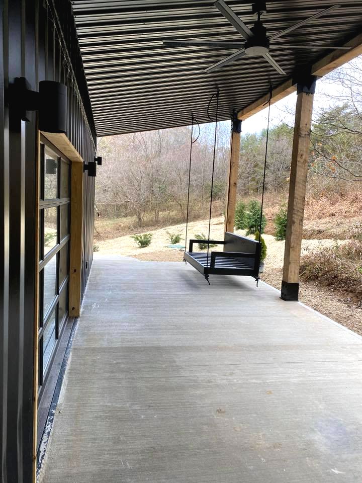 Интересный дом из морского контейнера - фото 17