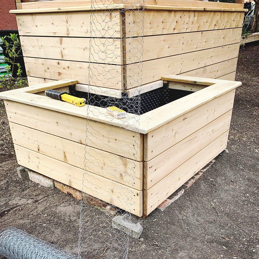 Очень красивая клумба для выращивания цветов - фото 10