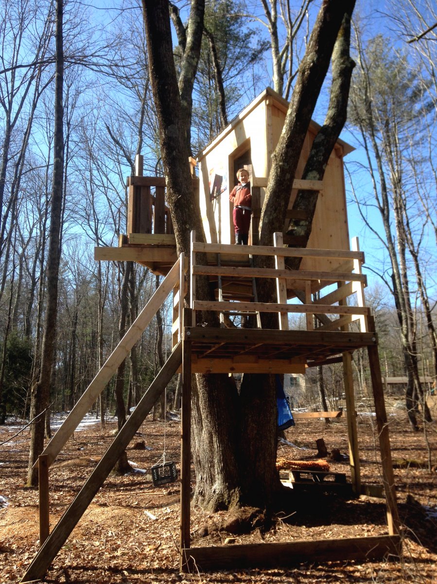 Многоуровневый домик на дереве для детей - фото