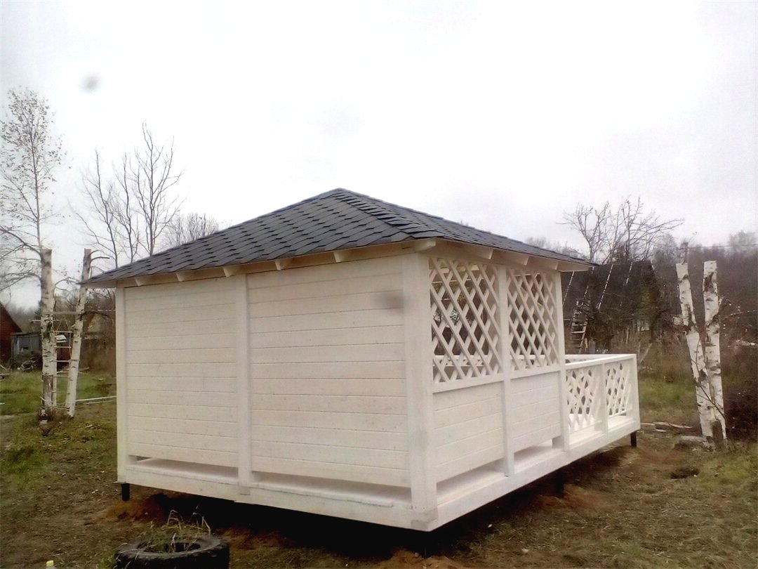 Интересная беседка с террасой из дерева - фото 5