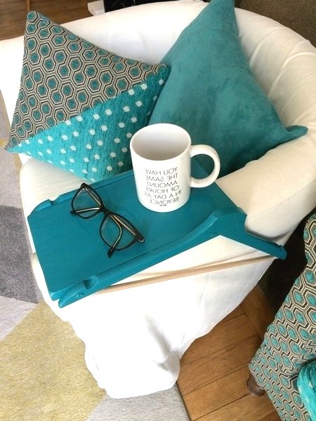 Необычный столик из деревянных вешалок - фото 2