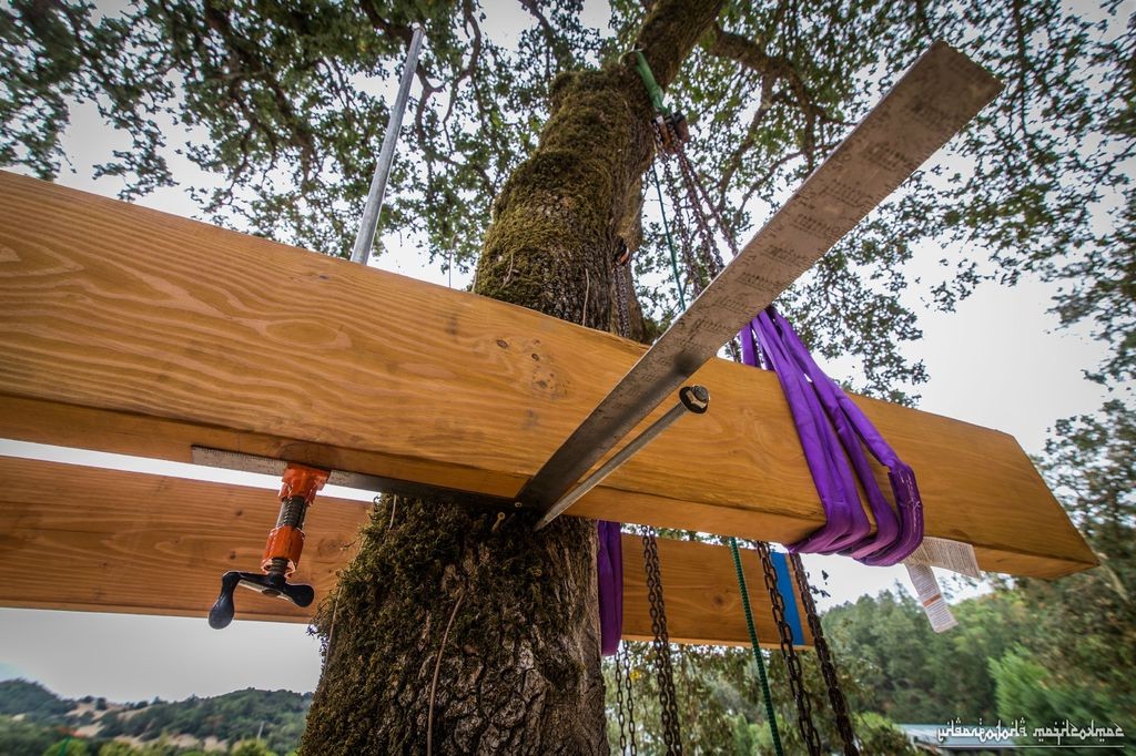 Крепление болтов к дереву для домика на нем - фото 5