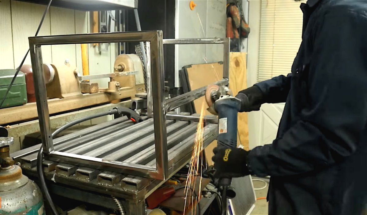 Как сделать скамью из бревна с местом для хранения - фото 23