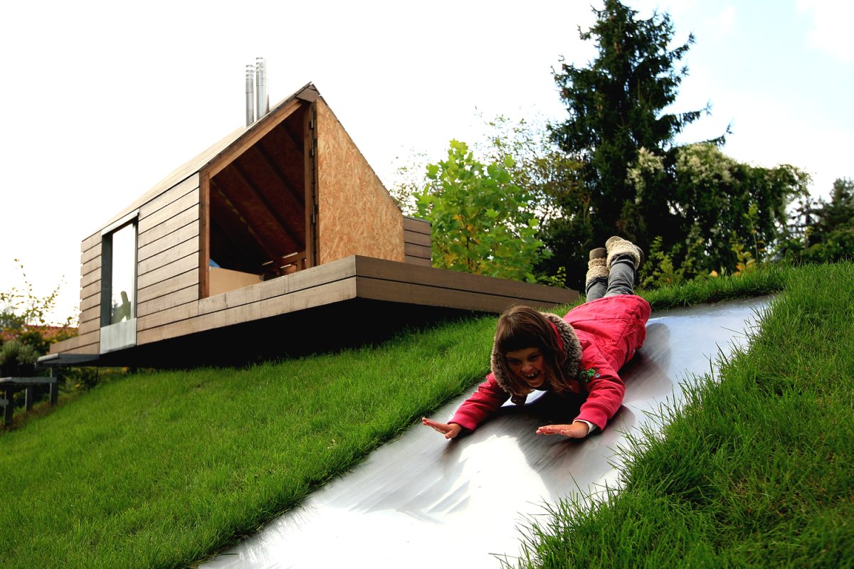 Очень необычный игровой детский домик из дерева - фото 8