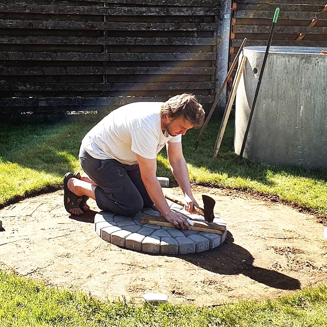 Как можно красиво оформить клумбу для цветов своими руками - фото 6