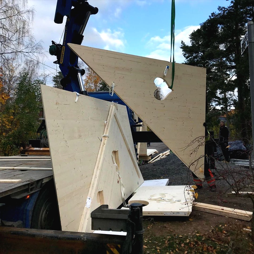 Необычный детский домик из дерева - фото 3