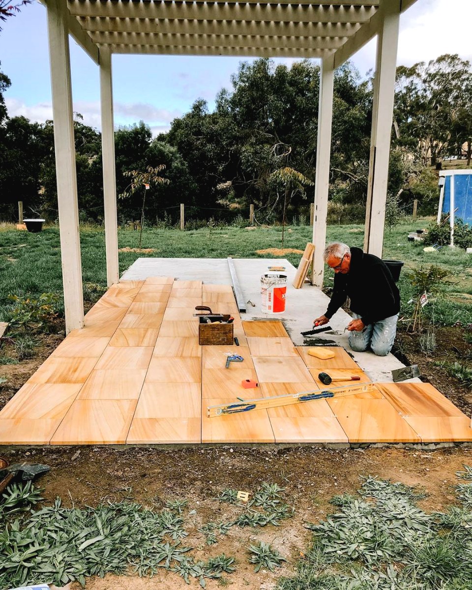 Красивая беседка из дерева для дачи - фото 9