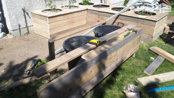 Грядка из поддонов и пластиковых горшков - фото 6