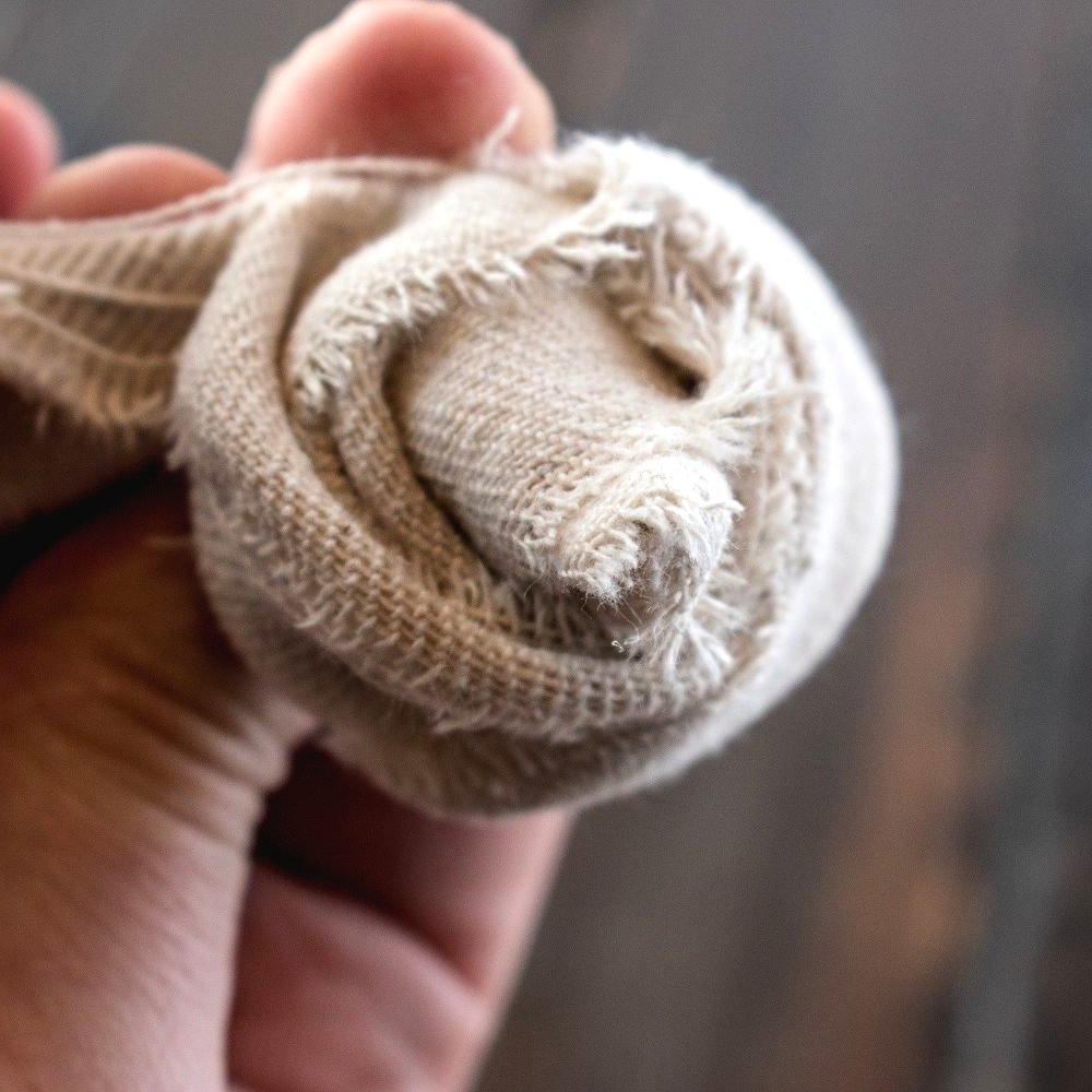 Красивая фактурная подушка из ткани - фото 3