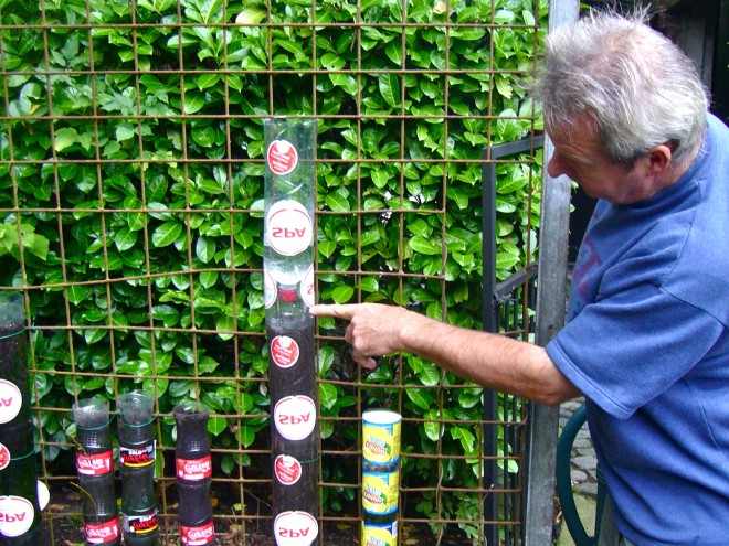 Вертикальный сад из пластиковых бутылок - фото 11