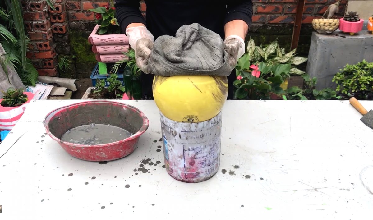 Цветочный горшок из цемента и старой шапки - фото 3