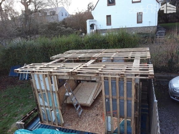 Сарай построенный из поддонов - фото 3