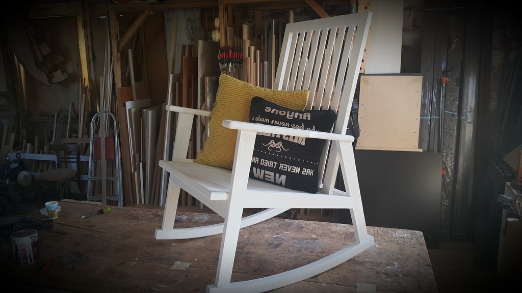 Деревянное кресло-качалка - фото