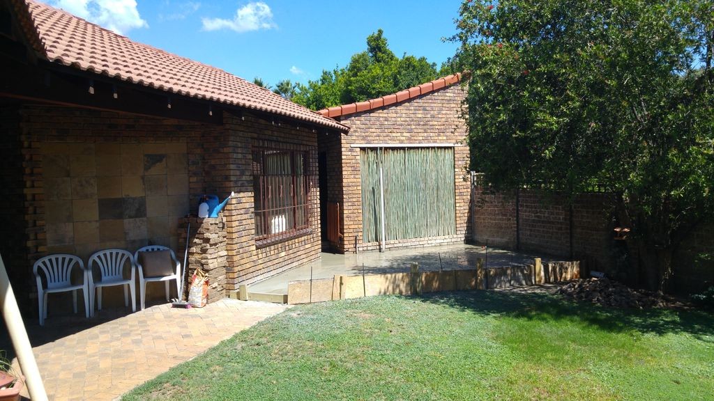 Интересная  летняя кухня под беседкой из перголы - фото 17