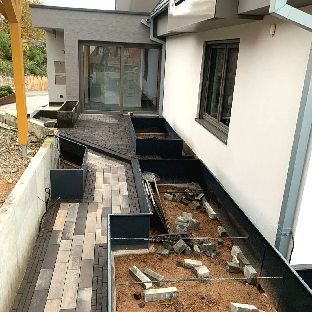 Ландшафтный дизайн участка перед домом - фото 7