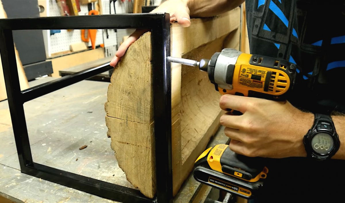 Как сделать скамью из бревна с местом для хранения - фото 26