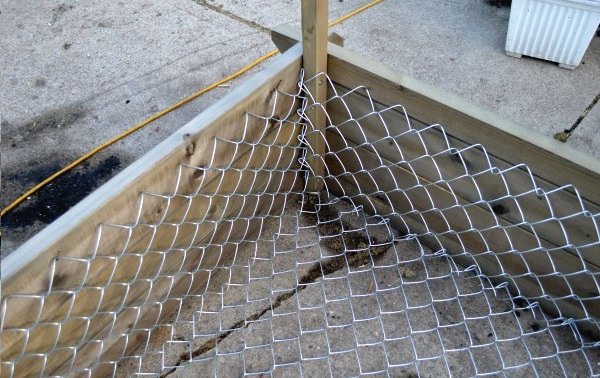 Высокая грядка из старых окон - фото 4