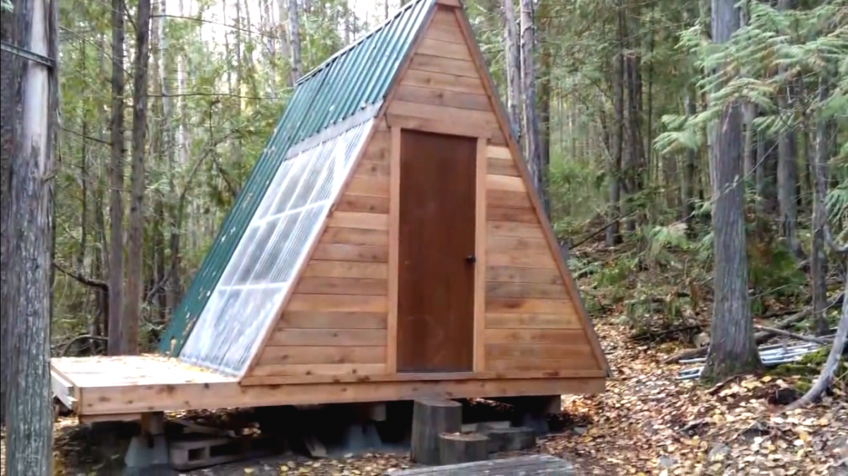 Небольшой дом с оригинальной крышей - фото 2