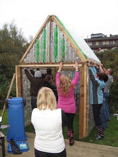 Необычная беседка из пластиковых бутылок - фото 22